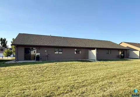 Exterior - 909 W 16th Ave, Mitchell, SD 57301 photo 3 of 6