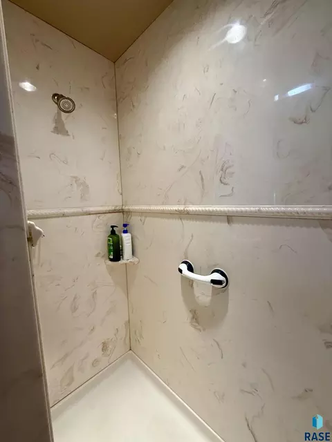 Bath - 909 W 16th Ave, Mitchell, SD 57301 photo 3 of 7