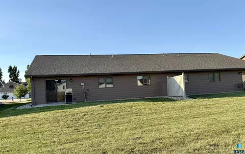 Exterior - 909 W 16th Ave, Mitchell, SD 57301 photo 4 of 6