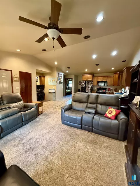 Living - 909 W 16th Ave, Mitchell, SD 57301 photo 3 of 4
