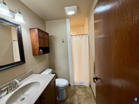 Bath - 909 W 16th Ave, Mitchell, SD 57301 photo 4 of 7