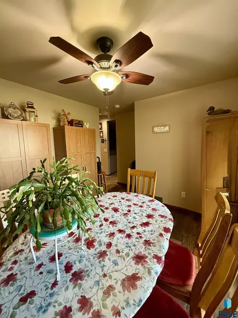 Dining - 909 W 16th Ave, Mitchell, SD 57301 photo 2 of 3