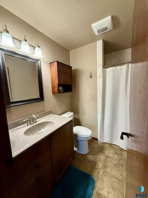 Bath - 909 W 16th Ave, Mitchell, SD 57301 photo 2 of 7