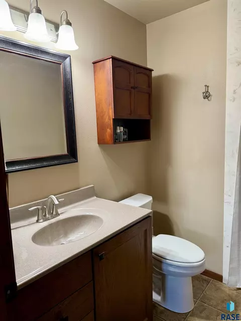 Bath - 909 W 16th Ave, Mitchell, SD 57301 photo 1 of 7