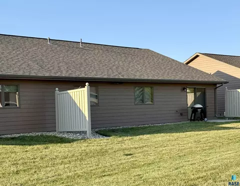 Exterior - 909 W 16th Ave, Mitchell, SD 57301 photo 5 of 6