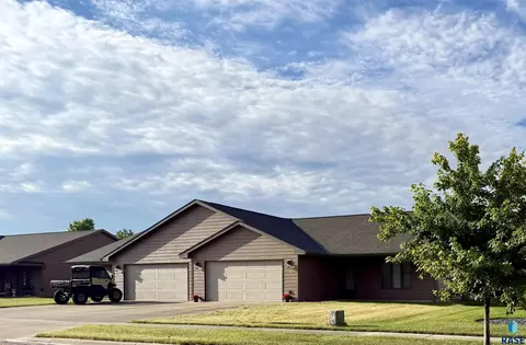 Exterior - 909 W 16th Ave, Mitchell, SD 57301 photo 1 of 6
