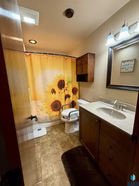Bath - 909 W 16th Ave, Mitchell, SD 57301 photo 6 of 7