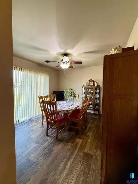 Dining - 909 W 16th Ave, Mitchell, SD 57301 photo 1 of 3