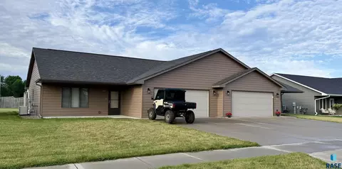 Exterior - 909 W 16th Ave, Mitchell, SD 57301 photo 2 of 6