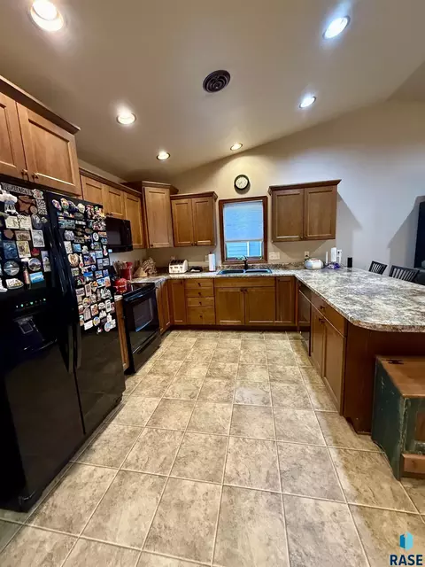 Kitchen - 909 W 16th Ave, Mitchell, SD 57301 photo 5 of 6