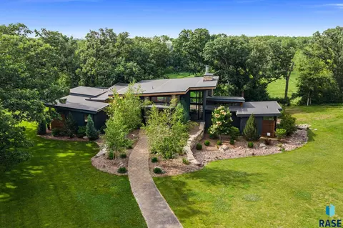 300 E Twin Oaks Dr, Sioux Falls, SD 57105