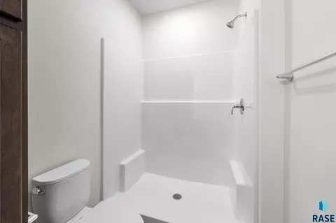 Bath - 6611 W Gresford Pl, Sioux Falls, SD 57106 photo 4 of 4