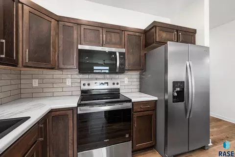 Kitchen - 6611 W Gresford Pl, Sioux Falls, SD 57106 photo 3 of 5