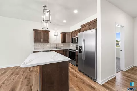 Kitchen - 6611 W Gresford Pl, Sioux Falls, SD 57106 photo 4 of 5