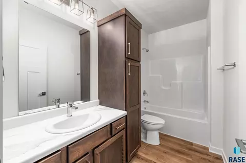 Bath - 6611 W Gresford Pl, Sioux Falls, SD 57106 photo 1 of 4