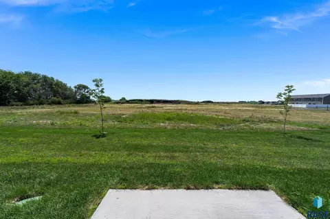 Exterior - 6611 W Gresford Pl, Sioux Falls, SD 57106 photo 3 of 4