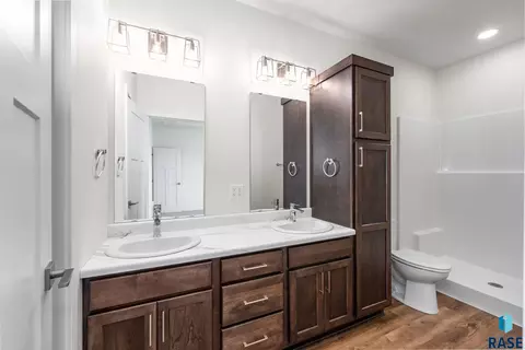Bath - 6611 W Gresford Pl, Sioux Falls, SD 57106 photo 2 of 4