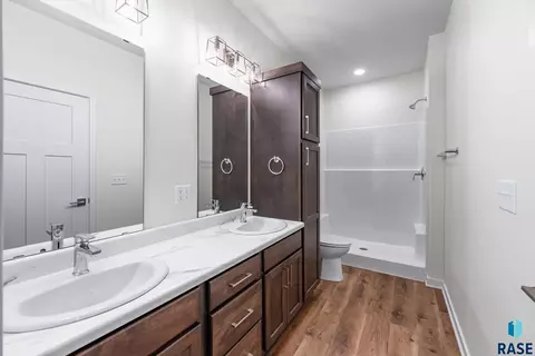 Bath - 6611 W Gresford Pl, Sioux Falls, SD 57106 photo 3 of 4