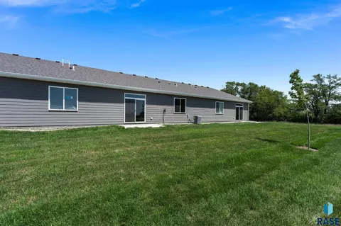 Exterior - 6611 W Gresford Pl, Sioux Falls, SD 57106 photo 4 of 4