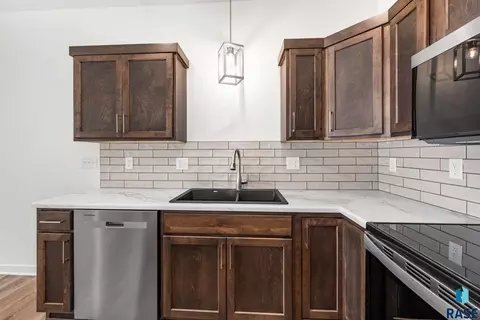 Kitchen - 6611 W Gresford Pl, Sioux Falls, SD 57106 photo 5 of 5