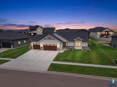 1014 Tee Off Trl, Dell Rapids, SD 57022