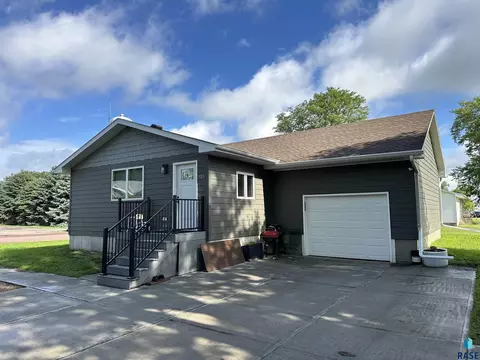 120 W 5th St, Freeman, SD 57029