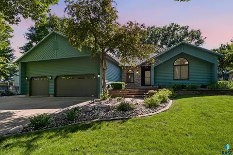4517 S River Oaks Dr, Sioux Falls, SD 57105