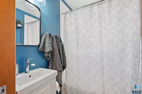 Bath - 120 S 7th Ave, Brandon, SD 57005 photo 1 of 2