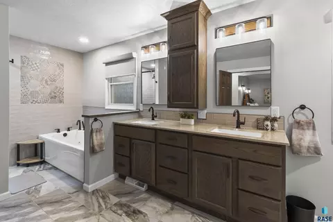 Bath - 47527 255th St, Renner, SD 57055 photo 2 of 5