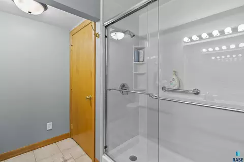Bath - 47527 255th St, Renner, SD 57055 photo 5 of 5