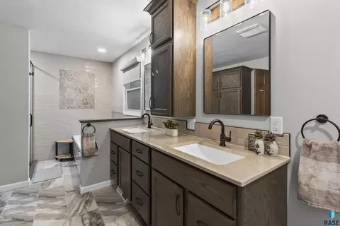 Bath - 47527 255th St, Renner, SD 57055 photo 1 of 5