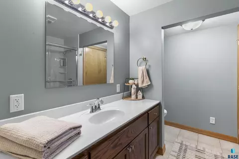 Bath - 47527 255th St, Renner, SD 57055 photo 4 of 5