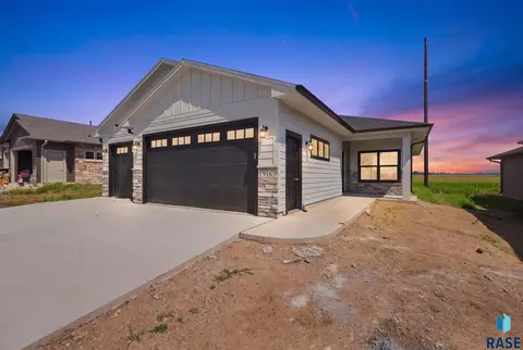 Exterior - 916 S Tinley Ave, Brandon, SD 57005 photo 4 of 4