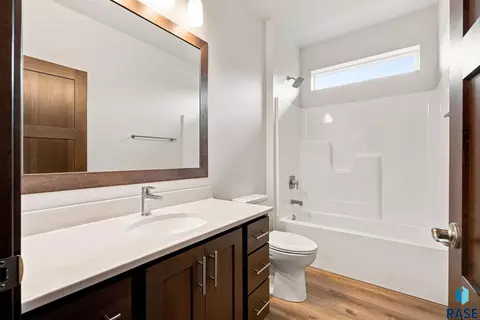 Bath - 916 S Tinley Ave, Brandon, SD 57005 photo 4 of 4