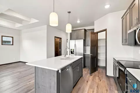 Kitchen - 916 S Tinley Ave, Brandon, SD 57005 photo 4 of 5