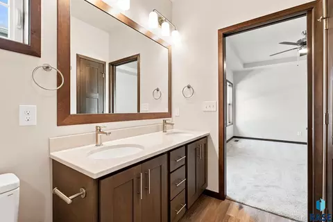 Bath - 916 S Tinley Ave, Brandon, SD 57005 photo 3 of 4