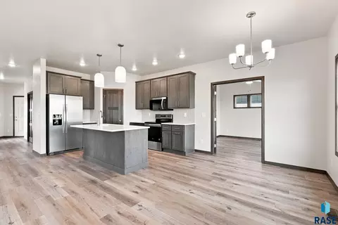 Kitchen - 916 S Tinley Ave, Brandon, SD 57005 photo 3 of 5