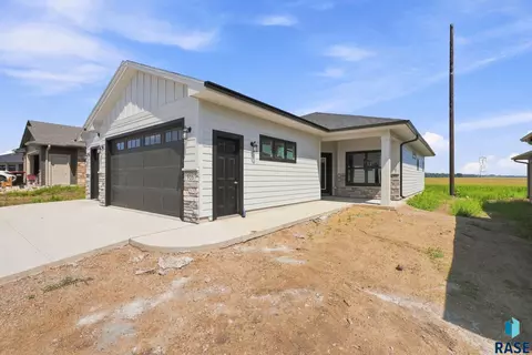 Exterior - 916 S Tinley Ave, Brandon, SD 57005 photo 3 of 4