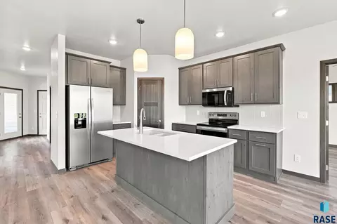 Kitchen - 916 S Tinley Ave, Brandon, SD 57005 photo 2 of 5