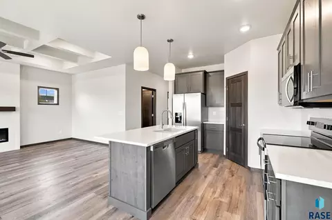 Kitchen - 916 S Tinley Ave, Brandon, SD 57005 photo 5 of 5