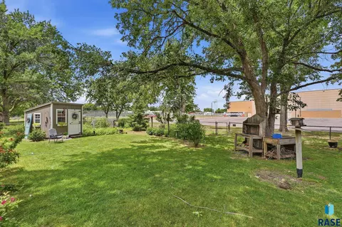 Exterior - 1200 E Cedar St, Brandon, SD 57005 photo 7 of 10