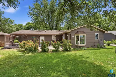 Exterior - 1200 E Cedar St, Brandon, SD 57005 photo 3 of 10
