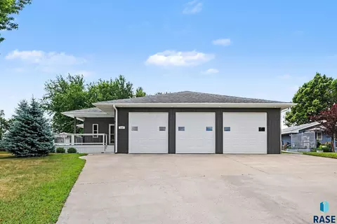 Exterior - 218 Douglas Blvd, Baltic, SD 57003 photo 2 of 7