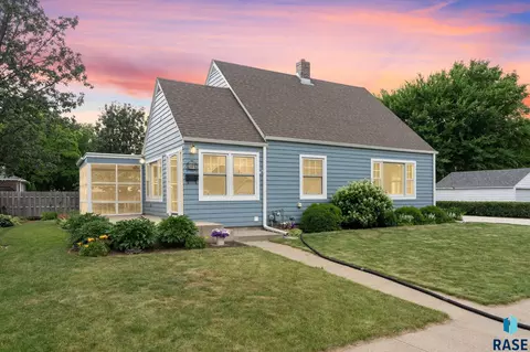 305 N 6th St, Beresford, SD 57004