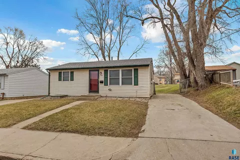 1705 E Spruce St, Sioux Falls, SD 57103 photo 1