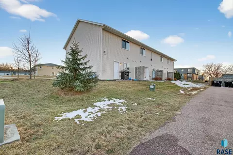 Exterior - 2800 E Madison St #1-4, Sioux Falls, SD 57103 photo 3 of 5