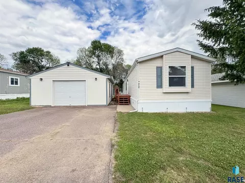 5708 W Thrush Pl, Sioux Falls, SD 57107