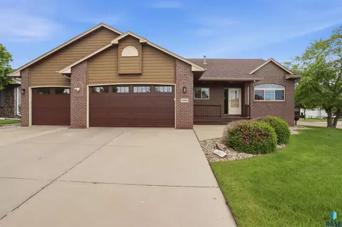 3420 S Fernwood Ave, Sioux Falls, SD 57110