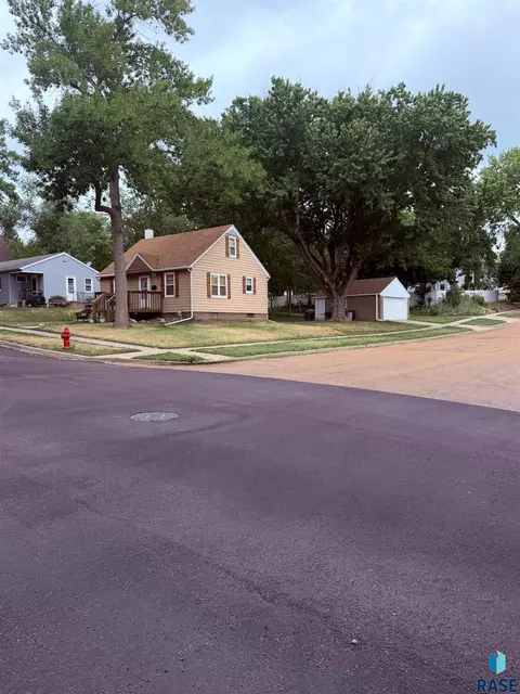 212 E 8th St, Dell Rapids, SD 57022