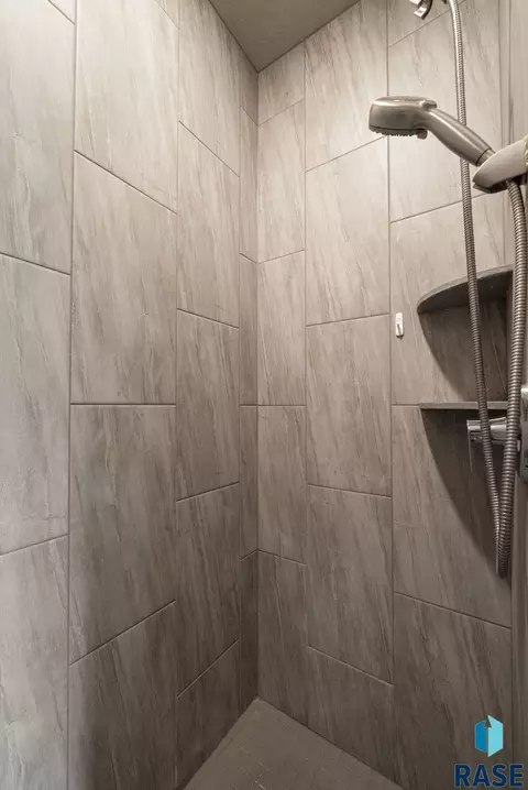 Bath - 5537 E Brennan Dr, Sioux Falls, SD 57110 photo 2 of 3
